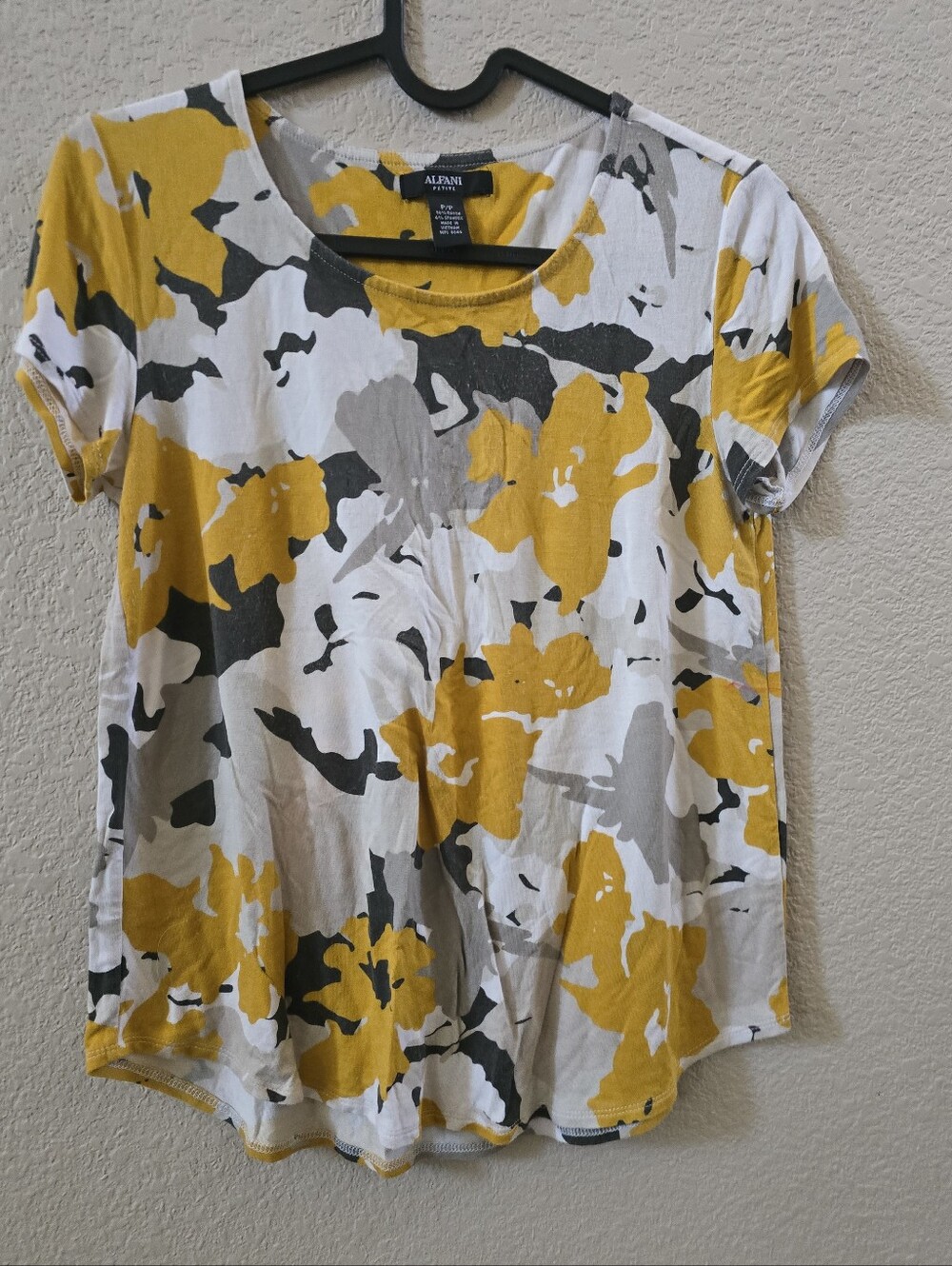 Alfani Yellow Floral-Print Short Sleeve Tee with Gray Accents Sz.S